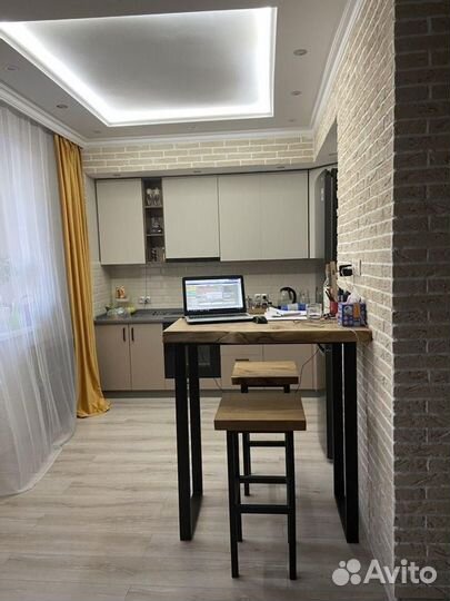 Барный стол и стулья