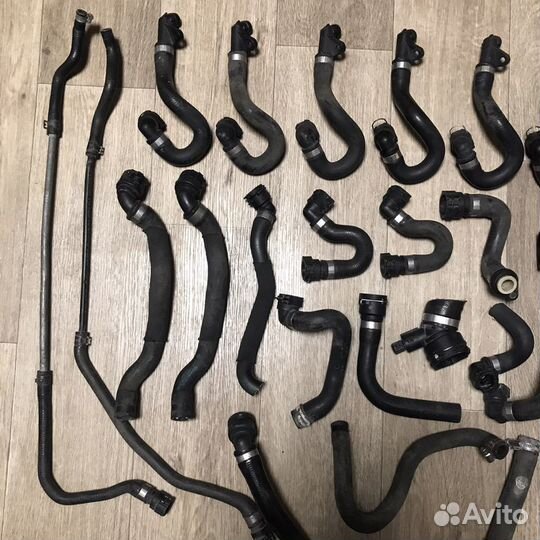 Патрубок охлаждения на бмв Е81,Е87,Е90,Е92