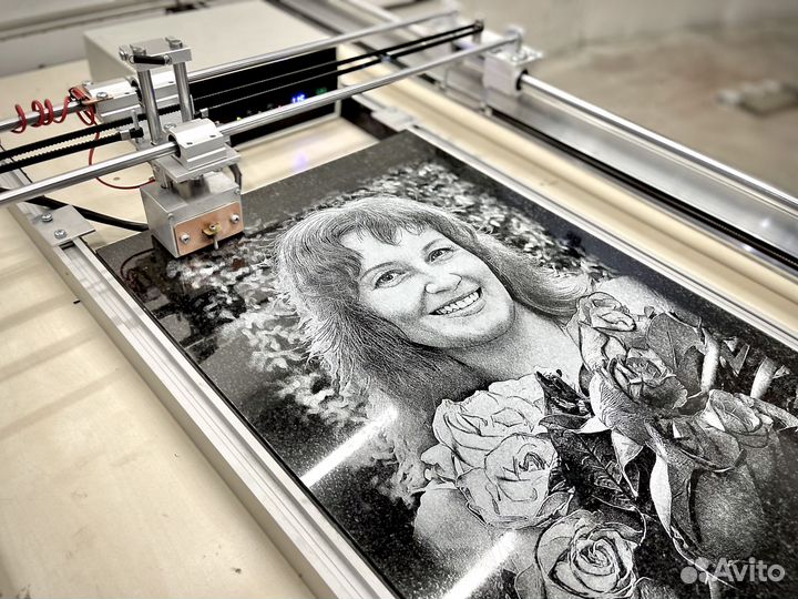 Гравировальный лазерно-ударный станок по камню