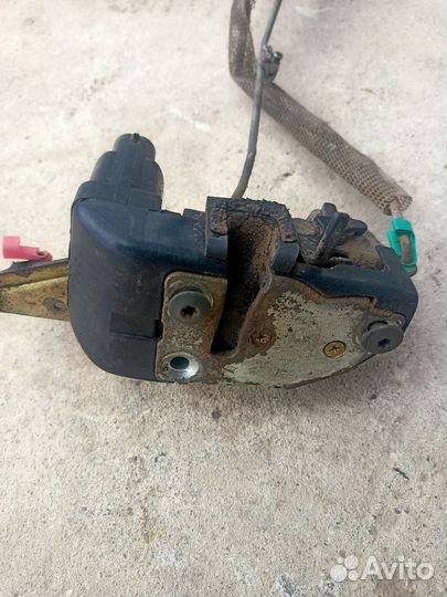 Замок двери задний правый Dodge Stratus