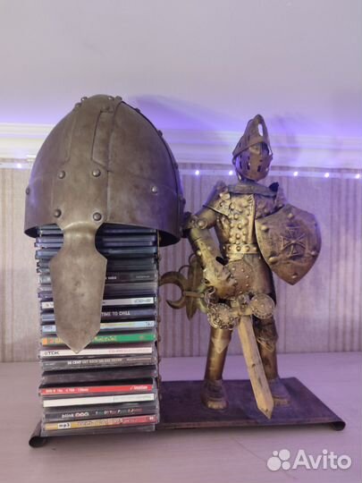 Статуэтка со шлемом