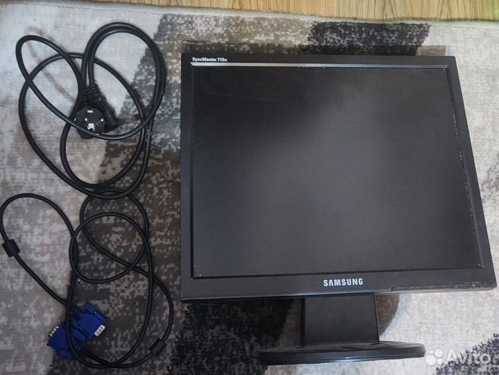 2 компьютерных монитора