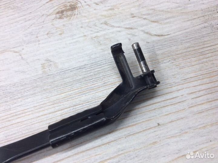 Поводок стеклоочистителя передний правый Mercedes