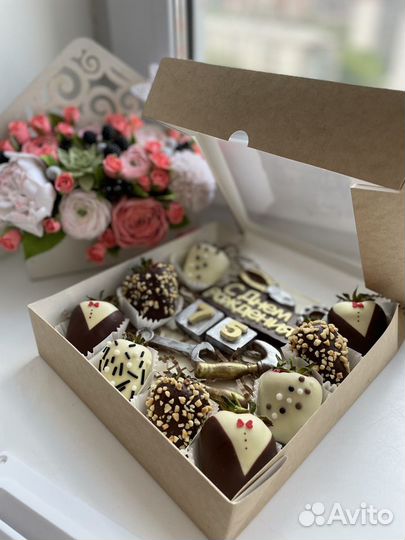 Клубника в шоколаде и конфеты ручной работы