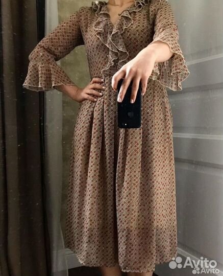 Платье с воланами 44