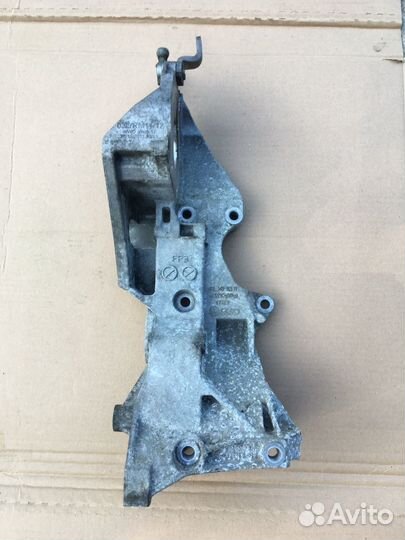 Кронштейн генератора на Audi A4 B8 A6 C7 2.0 TDI