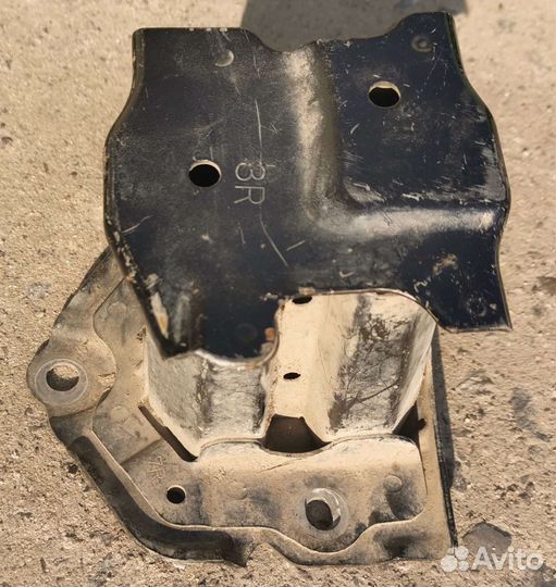 Кронштейн усилителя бампера Toyota Corolla 150