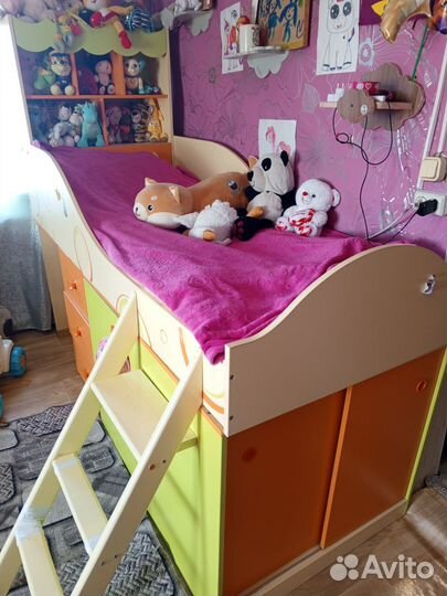 Детская кровать чердак со столом и шкафом бу