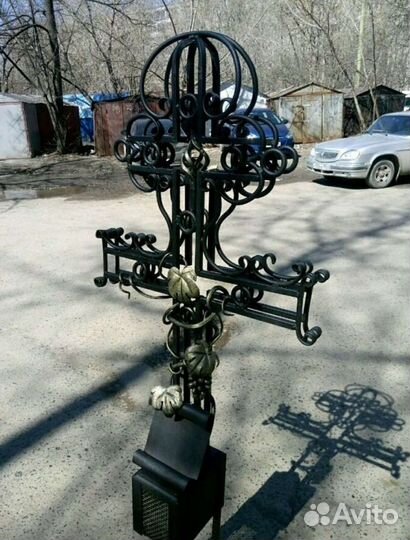 Кованые памятники, оградки, цветники