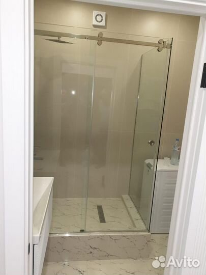 Стеклянные душевые перегородки