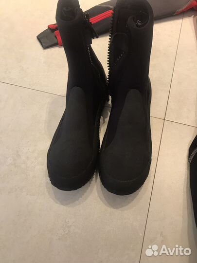 Костюмы и ботинки для дайвинга