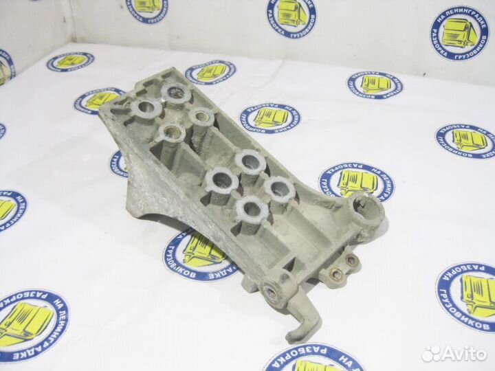 Кронштейн амортизатора кабины передний правый 1735