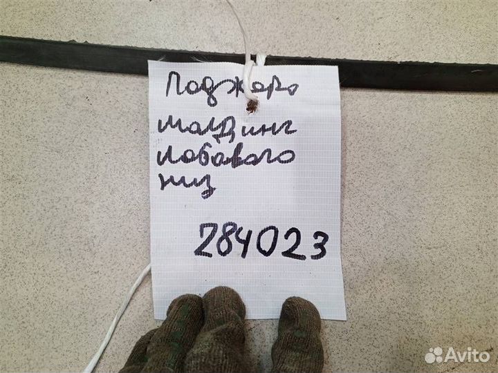 Молдинг стекла лобового Mitsubishi Pajero iO 1998