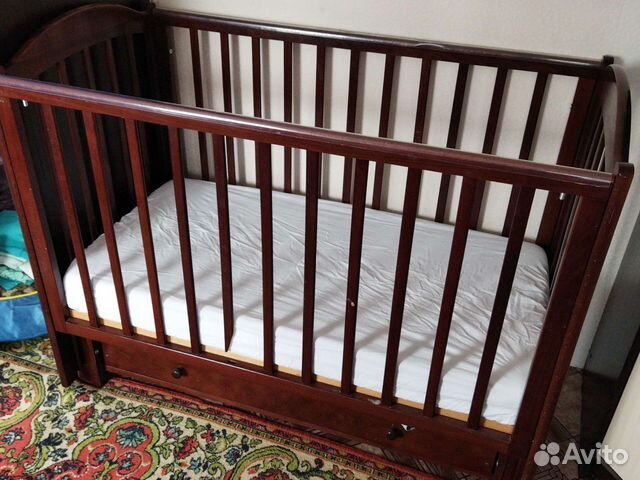 Детская кроватка с маятником и ящиком