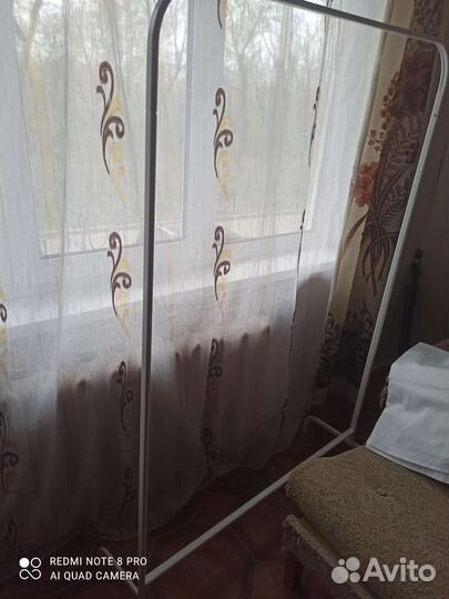 Белая напольная вешалка