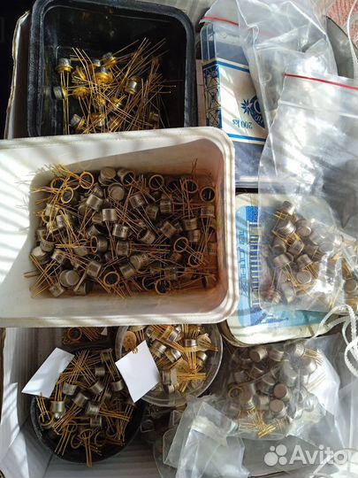 Радиодетали СССР. Тиристор, оптопара, микросхемы