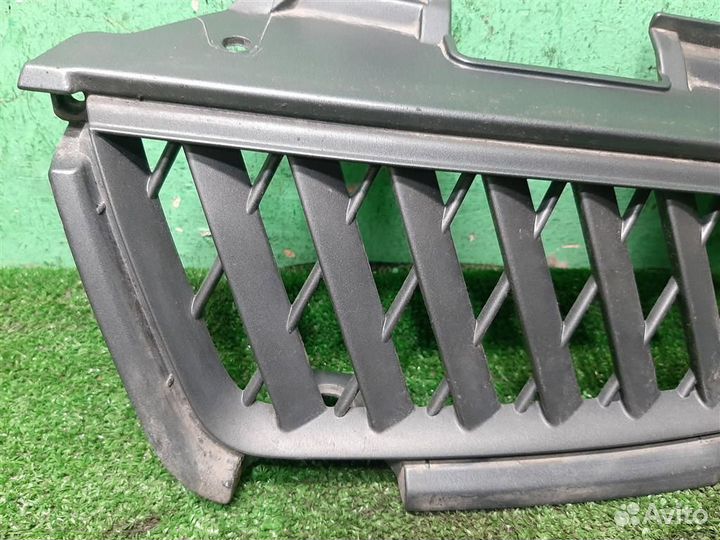 Решетка радиатора левая Mitsubishi Grandis 2008