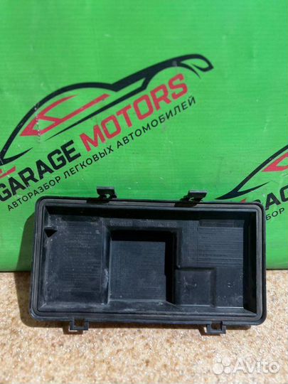 Крышка блока предохранителей Audi 100 С3 KP 1985