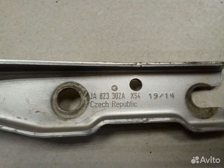 Петля капота правая Skoda Rapid