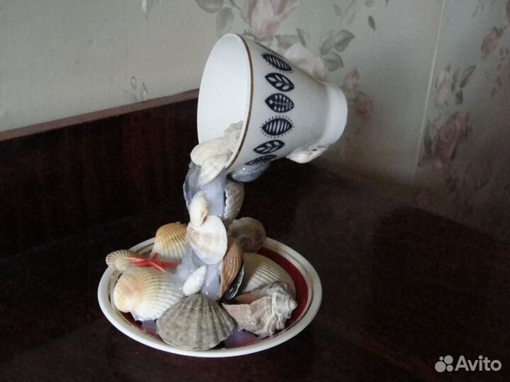 Парящая чашка с ракушками и жемчужиной