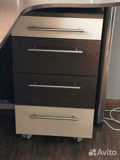 Письменный стол