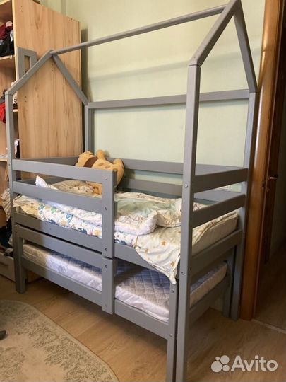 Детская кровать с крышей-домиком