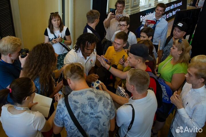 Мяч с автографом Кристиана Карамбё