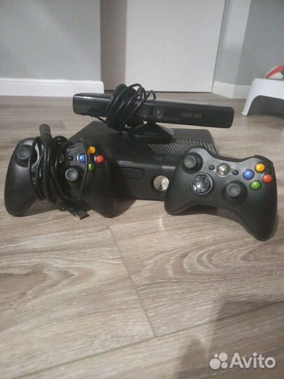 Xbox 360 + Kinect + 2 геймпада