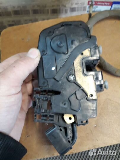 2004-13 Ноут Замок двери передней правой Note E11
