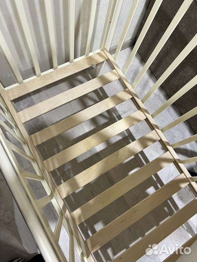 Детская кроватка с маятником белая