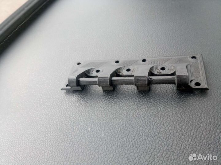 Петля для ящика с инструментами