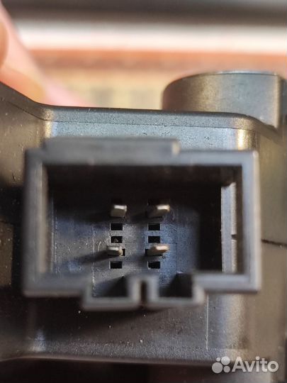 Петля с сервоприводом багажника Skoda Superb 2