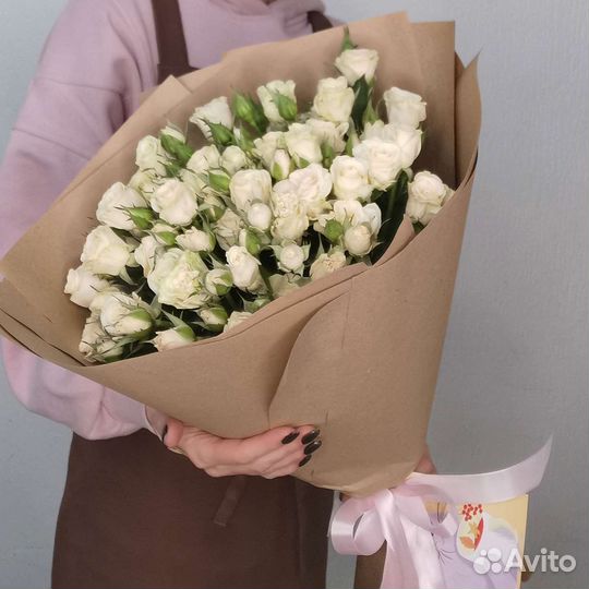 Белые кустовые розы в крафте