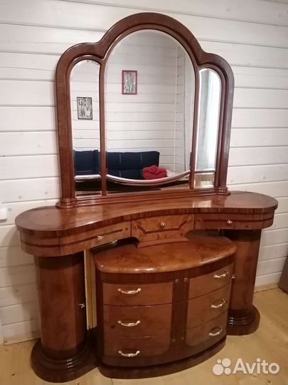 Трюмо с зеркалом