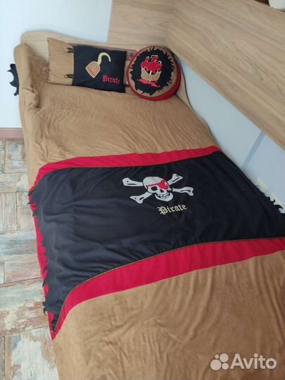 Покрывало с подушками в пиратском стиле