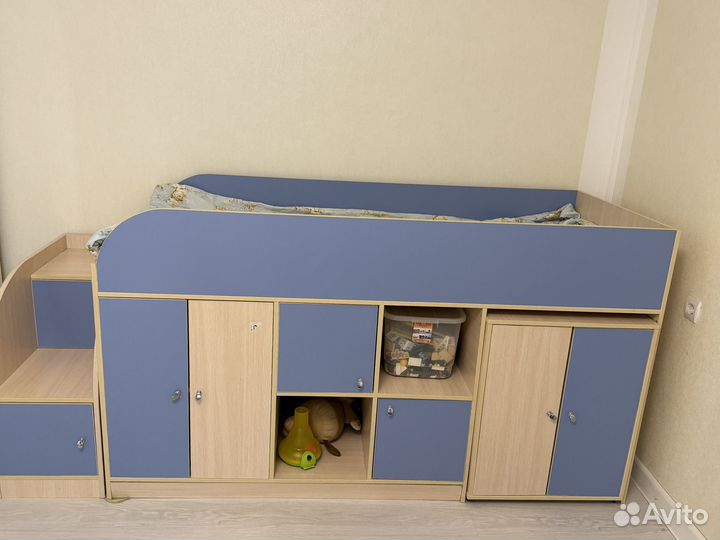 Детская кроватка с встроенным шкафом и столом