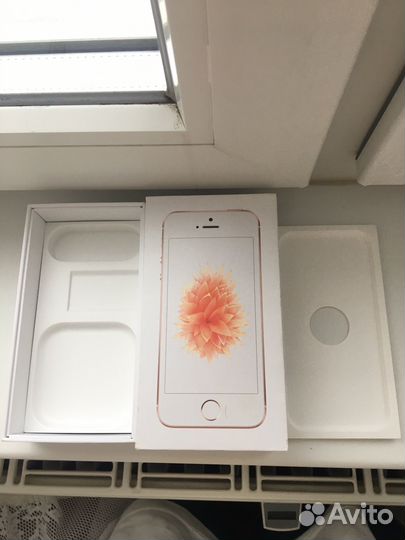 Пустая коробка от iPhone 5 SE