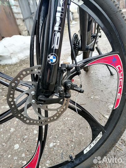 Велосипед на литых дисках BMW