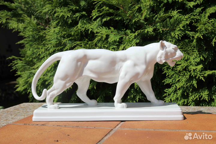 Статуэтка из фарфора 