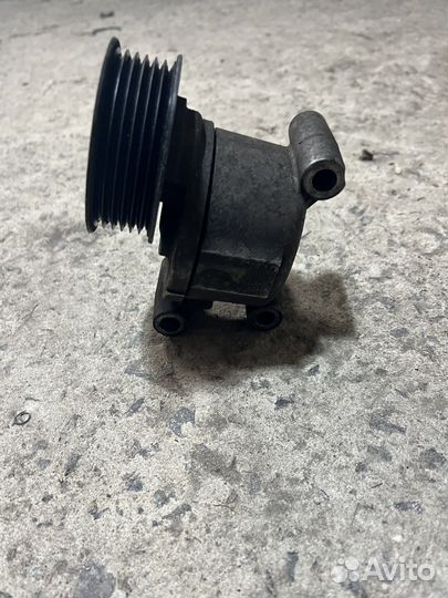 Натяжитель ролика приводов на Фокус 2 2.0