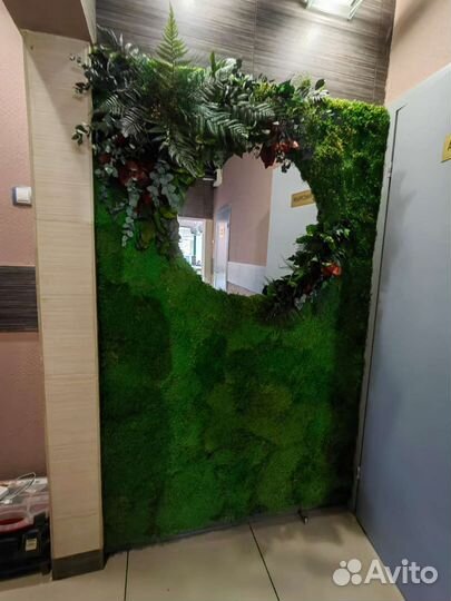 Зеркало с рамой из мха и растений, от