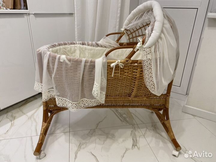 Плетеная люлька-качалка на колесиках