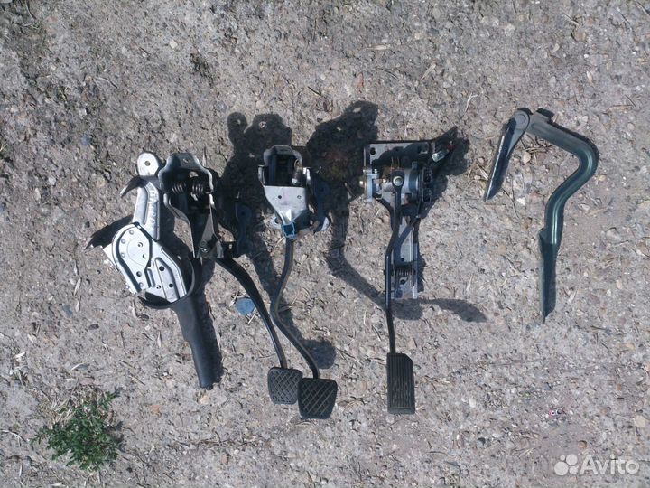 Nissan Patrol Y61 Педаль газа, тормоза, сцепления