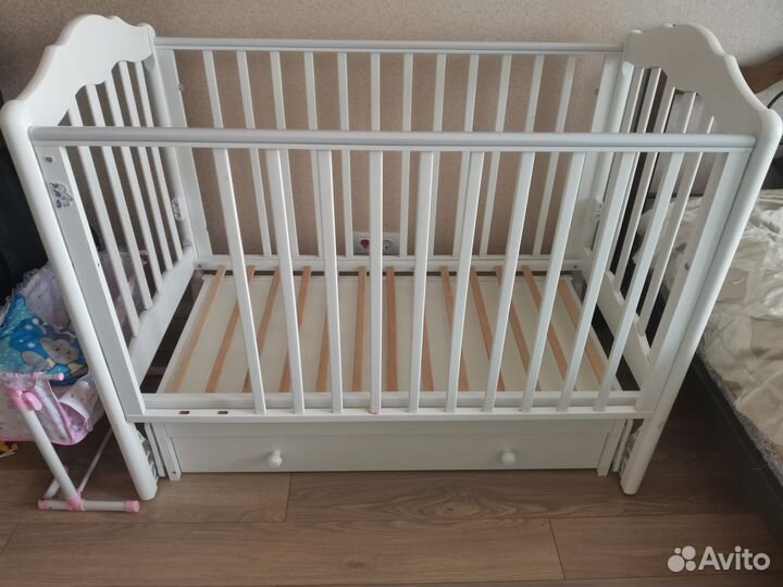 Детская кроватка с маятником и ящиком