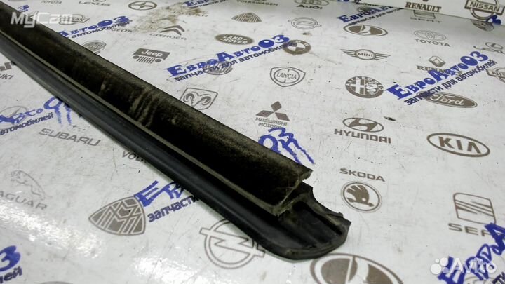 Накладка стекла переднего правого Renault Sandero