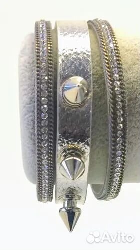 Браслет кожаный с шипами женский