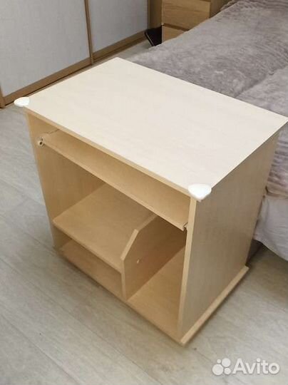 Компьютерный стол на колесиках