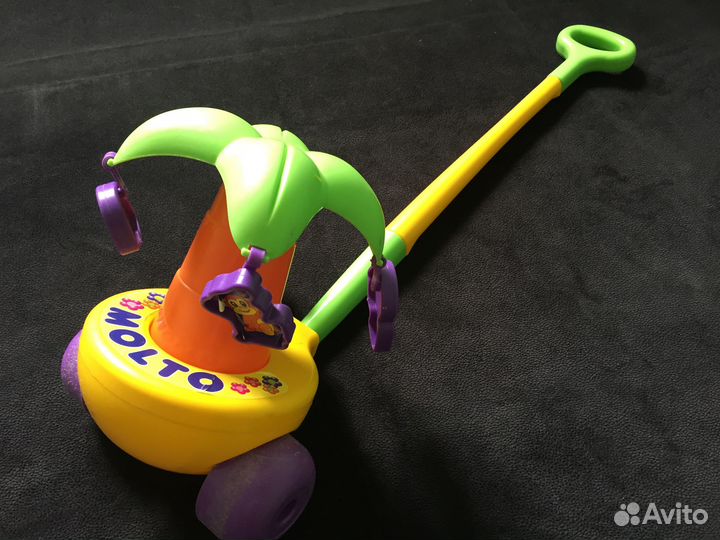 Каталка для малышей по типу мобиля с ручкой