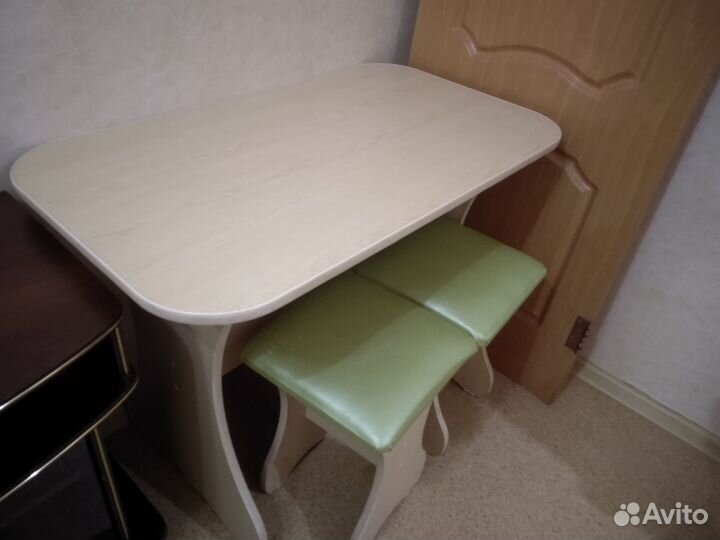 Стол с табуретками