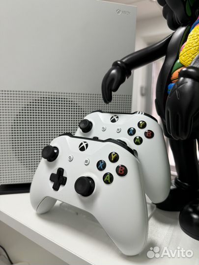 Xbox One S + 2 геймпада + 470 игр